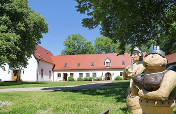 Skulpturen vor dem Bronzezeit Bayern Museum in Kranzberg