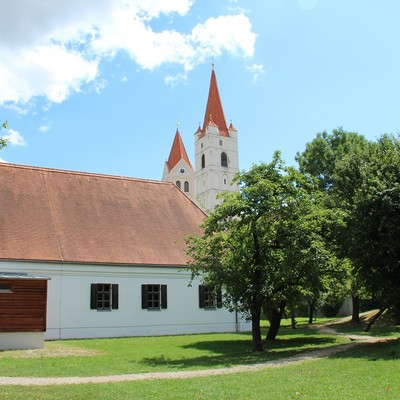 Moosburg Zehentstadel mit Türmen des St. Kastulus Münsters und der St. Johannes Kirche