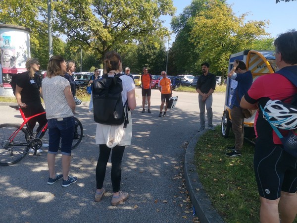 Teilnehmer der Presseradlfahrt von Freising zur IAA Mobility