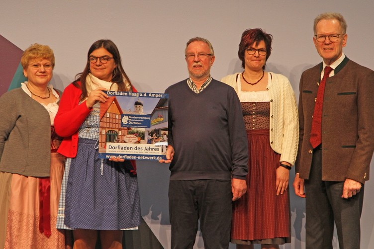 In Haag steht der „Dorfladen des Jahres 2020“: Landrat Josef Hauner (r.) gratulierte dem Team mit den Geschäftsführern Michaela Dehner (2.vl.) und Udo Marin bei der Preisverleihung.