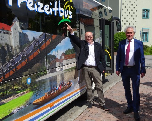 Freizeitbus-Eröffnung mit den Landräten Martin Neumeyer aus Kelheim und Helmut Petz aus Freising