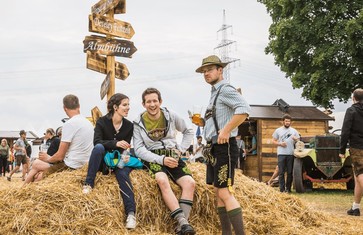 Besucher auf dem Brass Wiesn Festival in Eching