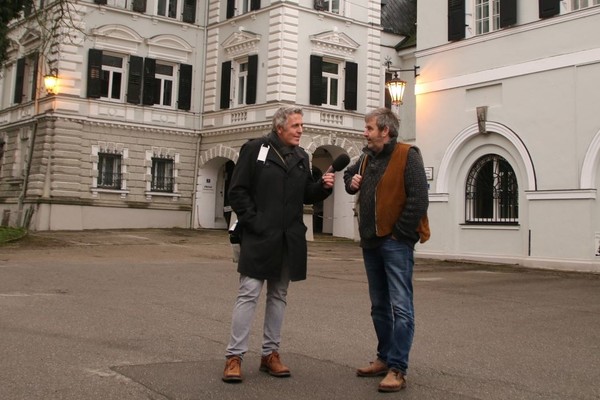 Radioreise Interview mit Moderator Alexander Tauscher und Ritsch Ermeier vor dem Auer Schloss in Au i.d.Hallertau