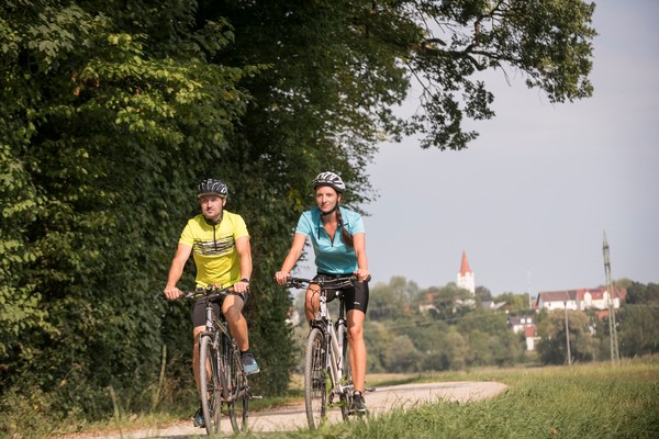 Radfahrer im Ampertal bei Inkofen - Titel der neuen Radkarte für die Region Freising
