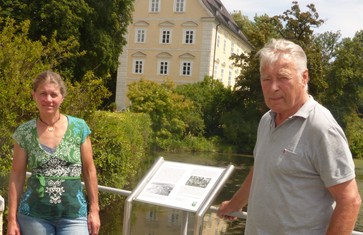 Informationstafel vor dem Schloss Erching