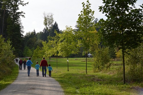 Spaziergänger im Weltwald im Kranzberger Forst